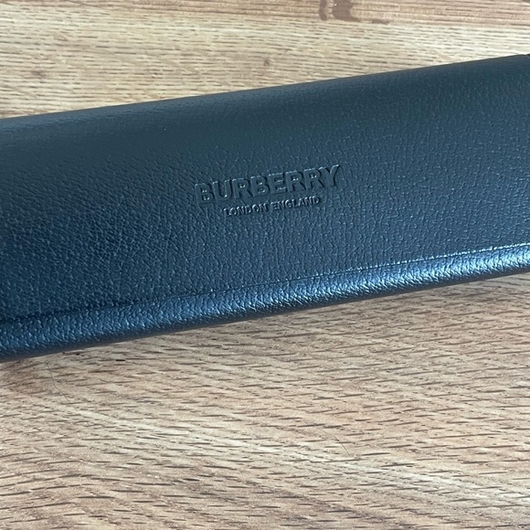 Burberry sunglasses - Picture 4 of 4